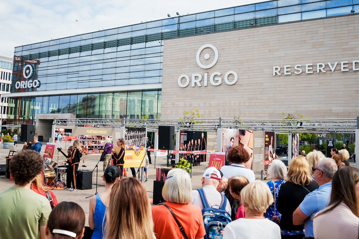 Basketbola komandai TTT un filmai Tīklā.TTT veltīta izstāde Rīgas Stacijas laukumā pie Origo